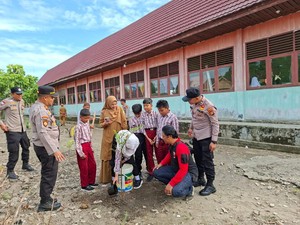Dukung Program Penghijauan Kapolda Riau, Polres Rohul Ajak Pelajar Tanam Pohon