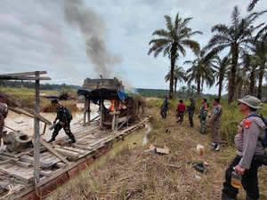 Polres Bungo Bakar Puluhan Rakit Dompeng Tambang Emas Ilegal