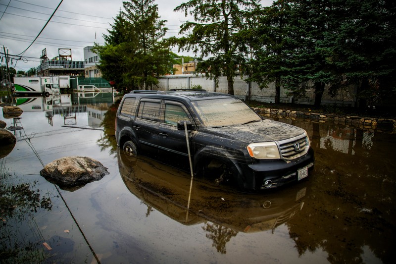 Hujan deras yang melanda New York menyebabkan banjir meluap hingga ke stasiun kereta bawah tanah. Hujan deras yang melanda New York menyebabkan banjir meluap hingga ke stasiun kereta bawah tanah pada Senin (14/7). (via REUTERS/Juan Luis Landaeta)