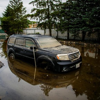 Efek Banjir New York, Transportasi Lumpuh dan Warga Terjebak