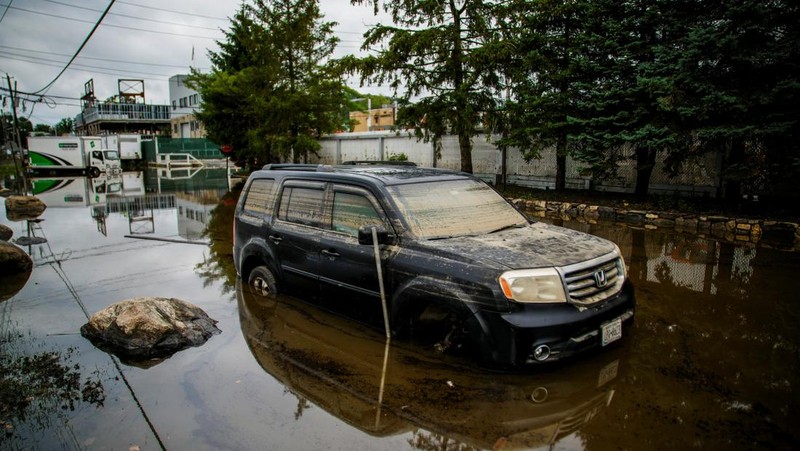 Hujan deras yang melanda New York menyebabkan banjir meluap hingga ke stasiun kereta bawah tanah pada Senin (14/7). (via REUTERS/Juan Luis Landaeta)