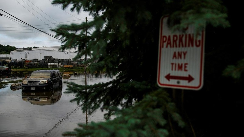 Hujan deras yang melanda New York menyebabkan banjir meluap hingga ke stasiun kereta bawah tanah pada Senin (14/7). (via REUTERS/Juan Luis Landaeta)