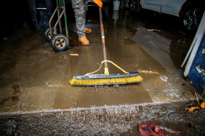 Hujan deras yang melanda New York menyebabkan banjir meluap hingga ke stasiun kereta bawah tanah. Hujan deras yang melanda New York menyebabkan banjir meluap hingga ke stasiun kereta bawah tanah pada Senin (14/7). (via REUTERS/Juan Luis Landaeta)