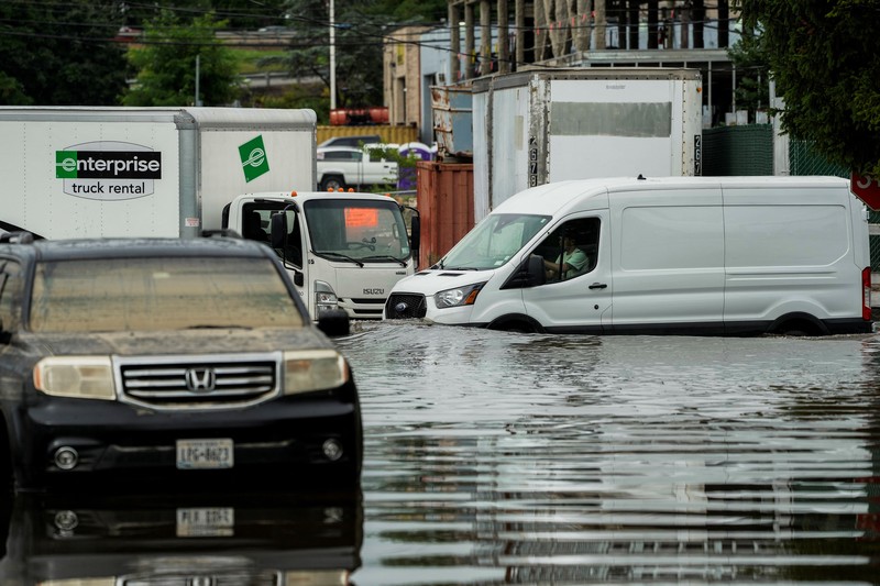 Hujan deras yang melanda New York menyebabkan banjir meluap hingga ke stasiun kereta bawah tanah. Hujan deras yang melanda New York menyebabkan banjir meluap hingga ke stasiun kereta bawah tanah pada Senin (14/7). (via REUTERS/Juan Luis Landaeta)