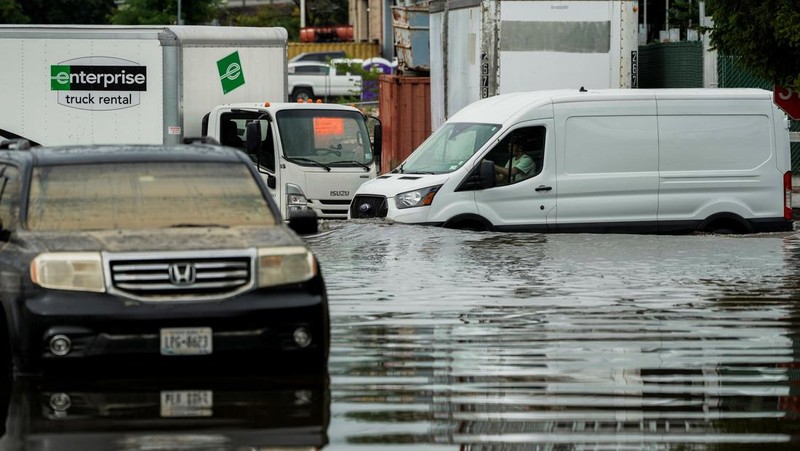 Hujan deras yang melanda New York menyebabkan banjir meluap hingga ke stasiun kereta bawah tanah pada Senin (14/7). (via REUTERS/Juan Luis Landaeta)