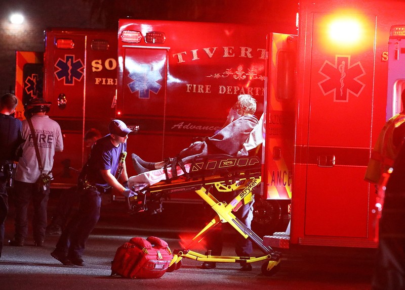 Petugas tanggap darurat berdiri di luar Fasilitas Perawatan Lansia Gabriel House, setelah kebakaran mematikan terjadi, di Fall River, Massachusetts, AS, 14 Juli 2025 dalam tangkapan layar yang diambil dari sebuah video. Petugas tanggap darurat berdiri di luar Fasilitas Perawatan Lansia Gabriel House, setelah kebakaran mematikan terjadi, di Fall River, Massachusetts, AS, 14 Juli 2025 dalam tangkapan layar yang diambil dari sebuah video. (ABC Affiliate WLNE via REUTERS)