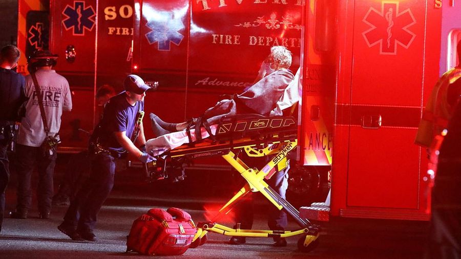 Petugas tanggap darurat berdiri di luar Fasilitas Perawatan Lansia Gabriel House, setelah kebakaran mematikan terjadi, di Fall River, Massachusetts, AS, 14 Juli 2025 dalam tangkapan layar yang diambil dari sebuah video. Petugas tanggap darurat berdiri di luar Fasilitas Perawatan Lansia Gabriel House, setelah kebakaran mematikan terjadi, di Fall River, Massachusetts, AS, 14 Juli 2025 dalam tangkapan layar yang diambil dari sebuah video. (ABC Affiliate WLNE via REUTERS)