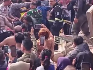 Video: Seorang Pekerja Tewas Tertimpa Material Cor di Kuningan