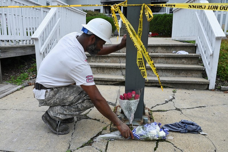 Petugas tanggap darurat berdiri di luar Fasilitas Perawatan Lansia Gabriel House, setelah kebakaran mematikan terjadi, di Fall River, Massachusetts, AS, 14 Juli 2025 dalam tangkapan layar yang diambil dari sebuah video. Petugas tanggap darurat berdiri di luar Fasilitas Perawatan Lansia Gabriel House, setelah kebakaran mematikan terjadi, di Fall River, Massachusetts, AS, 14 Juli 2025 dalam tangkapan layar yang diambil dari sebuah video. (ABC Affiliate WLNE via REUTERS)