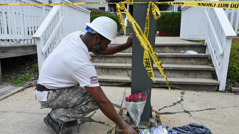Petugas tanggap darurat berdiri di luar Fasilitas Perawatan Lansia Gabriel House, setelah kebakaran mematikan terjadi, di Fall River, Massachusetts, AS, 14 Juli 2025 dalam tangkapan layar yang diambil dari sebuah video. (ABC Affiliate WLNE via REUTERS)