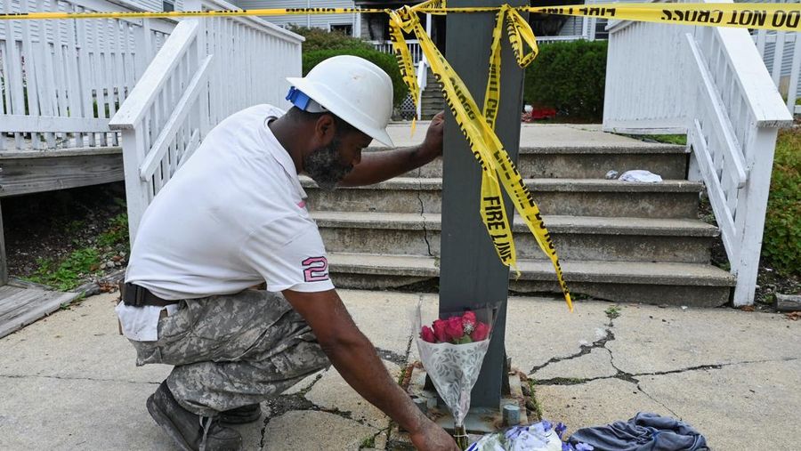 Petugas tanggap darurat berdiri di luar Fasilitas Perawatan Lansia Gabriel House, setelah kebakaran mematikan terjadi, di Fall River, Massachusetts, AS, 14 Juli 2025 dalam tangkapan layar yang diambil dari sebuah video. Petugas tanggap darurat berdiri di luar Fasilitas Perawatan Lansia Gabriel House, setelah kebakaran mematikan terjadi, di Fall River, Massachusetts, AS, 14 Juli 2025 dalam tangkapan layar yang diambil dari sebuah video. (ABC Affiliate WLNE via REUTERS)