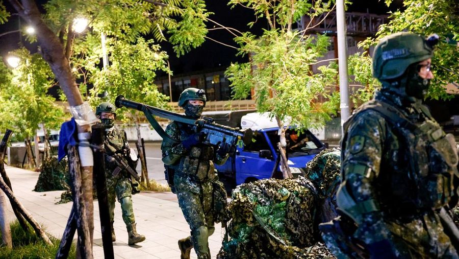 Seorang pria menunggu untuk menyeberang jalan saat kendaraan lapis baja CM-34 Clouded Leopard ikut serta dalam latihan simulasi serangan China, di daerah perkotaan sebagai bagian dari latihan tahunan Han Kuang, di Kota Taipei Baru, Taiwan, 15 Juli 2025. Seorang pria menunggu untuk menyeberang jalan saat kendaraan lapis baja CM-34 Clouded Leopard ikut serta dalam latihan simulasi serangan China, di daerah perkotaan sebagai bagian dari latihan tahunan Han Kuang, di Kota Taipei Baru, Taiwan, 15 Juli 2025. (REUTERS/Annabelle Chih)
