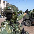 Seorang tentara memberi isyarat di dekat kendaraan lapis baja selama latihan simulasi serangan Tiongkok, di daerah perkotaan sebagai bagian dari latihan tahunan Han Kuang, di Kota Taipei Baru, Taiwan, 15 Juli 2025. (REUTERS/Annabelle Chih)