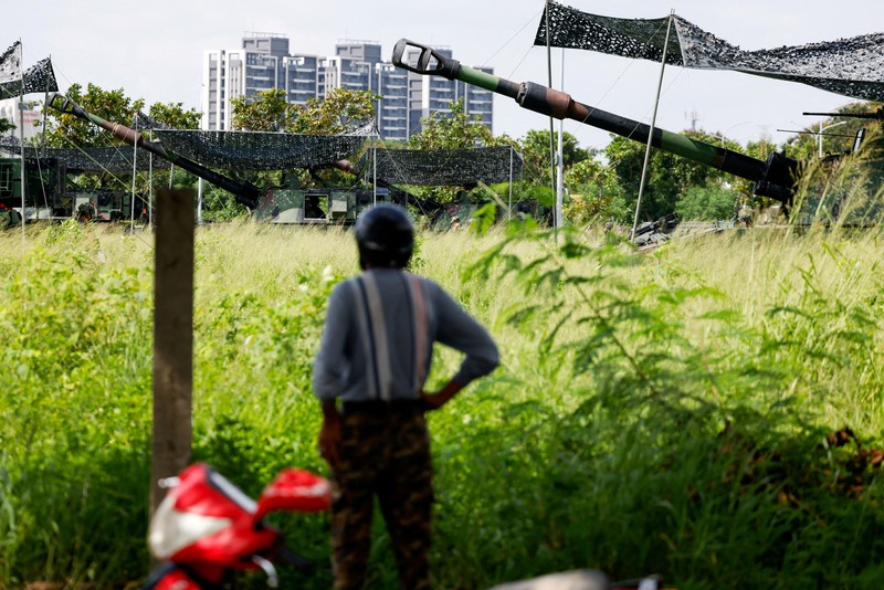 Seorang pria menunggu untuk menyeberang jalan saat kendaraan lapis baja CM-34 Clouded Leopard ikut serta dalam latihan simulasi serangan China, di daerah perkotaan sebagai bagian dari latihan tahunan Han Kuang, di Kota Taipei Baru, Taiwan, 15 Juli 2025. Seorang pria menunggu untuk menyeberang jalan saat kendaraan lapis baja CM-34 Clouded Leopard ikut serta dalam latihan simulasi serangan China, di daerah perkotaan sebagai bagian dari latihan tahunan Han Kuang, di Kota Taipei Baru, Taiwan, 15 Juli 2025. (REUTERS/Annabelle Chih)