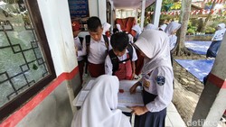 Belum Punya Gedung, Siswa SMPN 60 Bandung Masuk Siang Hari-Bergantian