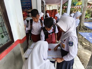 Belum Punya Gedung, Siswa SMPN 60 Bandung Masuk Siang Hari-Bergantian