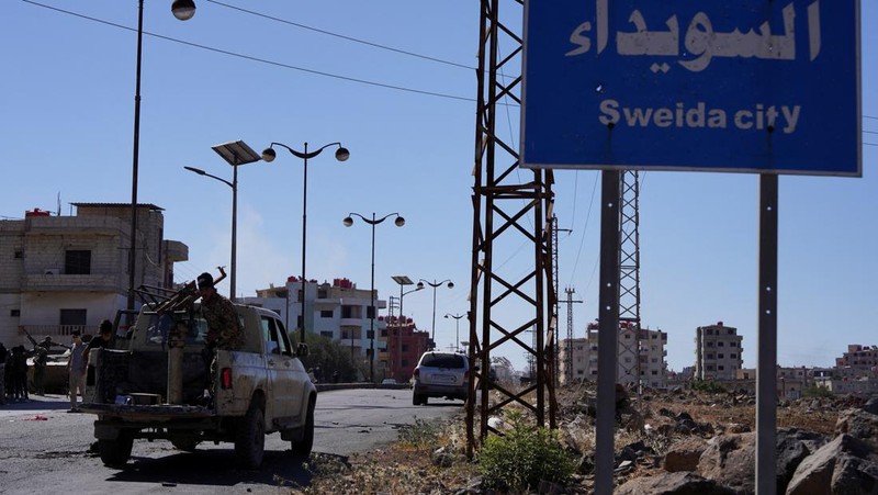 Pihak berwenang Suriah mengerahkan pasukan keamanan ke wilayah Sweida atau Suwayda, saat perang Badui Arab dengan Druze meletus. (REUTERS/KARAM AL-MASRI)