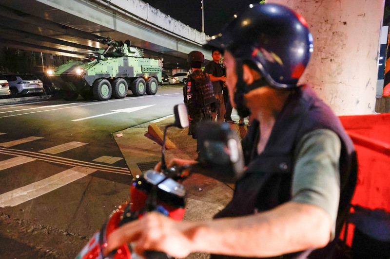 Seorang pria menunggu untuk menyeberang jalan saat kendaraan lapis baja CM-34 Clouded Leopard ikut serta dalam latihan simulasi serangan China, di daerah perkotaan sebagai bagian dari latihan tahunan Han Kuang, di Kota Taipei Baru, Taiwan, 15 Juli 2025. Seorang pria menunggu untuk menyeberang jalan saat kendaraan lapis baja CM-34 Clouded Leopard ikut serta dalam latihan simulasi serangan China, di daerah perkotaan sebagai bagian dari latihan tahunan Han Kuang, di Kota Taipei Baru, Taiwan, 15 Juli 2025. (REUTERS/Annabelle Chih)