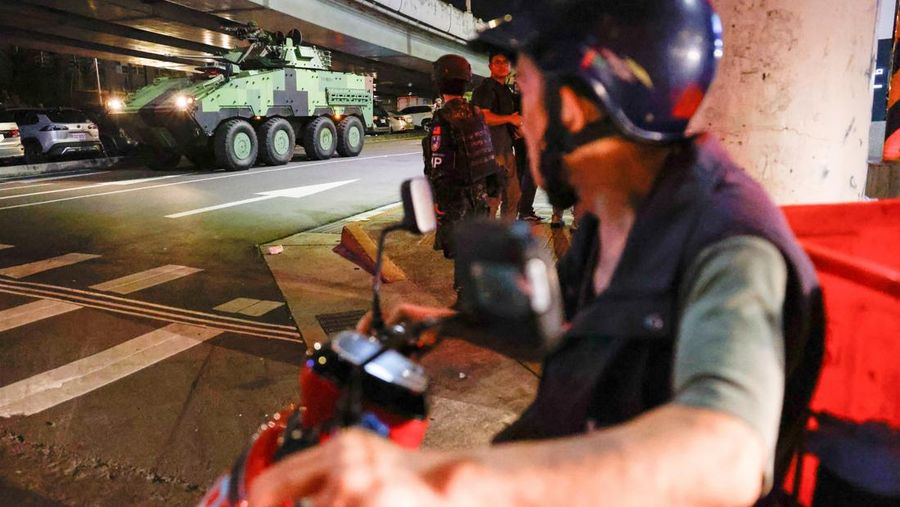 Seorang pria menunggu untuk menyeberang jalan saat kendaraan lapis baja CM-34 Clouded Leopard ikut serta dalam latihan simulasi serangan China, di daerah perkotaan sebagai bagian dari latihan tahunan Han Kuang, di Kota Taipei Baru, Taiwan, 15 Juli 2025. Seorang pria menunggu untuk menyeberang jalan saat kendaraan lapis baja CM-34 Clouded Leopard ikut serta dalam latihan simulasi serangan China, di daerah perkotaan sebagai bagian dari latihan tahunan Han Kuang, di Kota Taipei Baru, Taiwan, 15 Juli 2025. (REUTERS/Annabelle Chih)