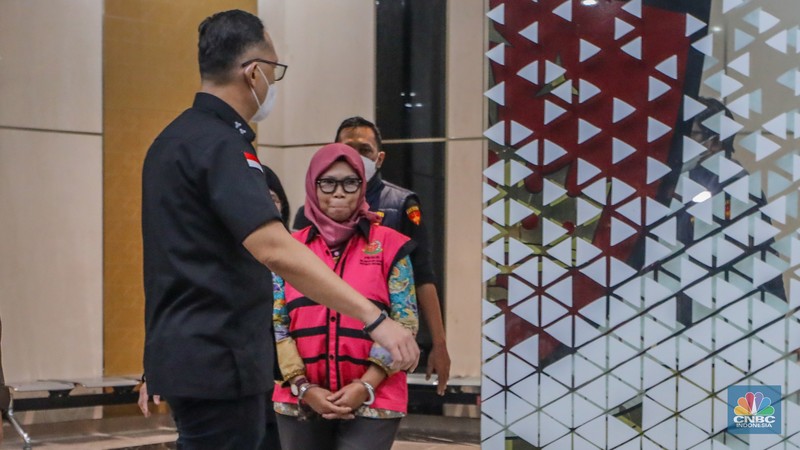 Tersangka kasus korupsi pengadaan laptop Chromebook Tersangka kasus korupsi pengadaan laptop Chromebook Direktur Sekolah Dasar Direktorat Jenderal Pendidikan Anak Usia Dini, Pendidikan Dasar dan Pendidikan Menengah tahun 2020-2021, Sri Wahyuningsih (SW) usai menjalani pemeriksaan dan ditetapkan tersangka di Gadung Jampidsus, Kejaksaan Agung (Kejagung), Jakarta, Selasa (15/7/2025). (CNBC Indonesia/Faisal Rahman)