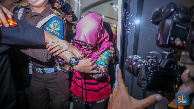 Tersangka kasus korupsi pengadaan laptop Chromebook Direktur Sekolah Dasar Direktorat Jenderal Pendidikan Anak Usia Dini, Pendidikan Dasar dan Pendidikan Menengah tahun 2020-2021, Sri Wahyuningsih (SW) usai menjalani pemeriksaan dan ditetapkan tersangka di Gadung Jampidsus, Kejaksaan Agung (Kejagung), Jakarta, Selasa (15/7/2025). (CNBC Indonesia/Faisal Rahman)