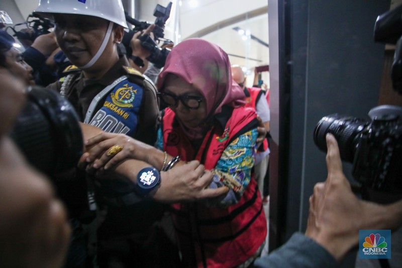 Tersangka kasus korupsi pengadaan laptop Chromebook Tersangka kasus korupsi pengadaan laptop Chromebook Direktur Sekolah Dasar Direktorat Jenderal Pendidikan Anak Usia Dini, Pendidikan Dasar dan Pendidikan Menengah tahun 2020-2021, Sri Wahyuningsih (SW) usai menjalani pemeriksaan dan ditetapkan tersangka di Gadung Jampidsus, Kejaksaan Agung (Kejagung), Jakarta, Selasa (15/7/2025). (CNBC Indonesia/Faisal Rahman)