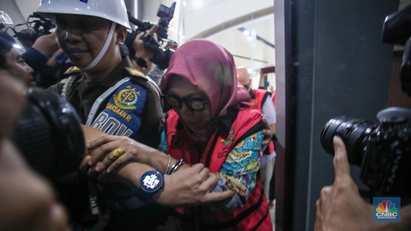 Tersangka kasus korupsi pengadaan laptop Chromebook Direktur Sekolah Dasar Direktorat Jenderal Pendidikan Anak Usia Dini, Pendidikan Dasar dan Pendidikan Menengah tahun 2020-2021, Sri Wahyuningsih (SW) usai menjalani pemeriksaan dan ditetapkan tersangka di Gadung Jampidsus, Kejaksaan Agung (Kejagung), Jakarta, Selasa (15/7/2025). (CNBC Indonesia/Faisal Rahman)