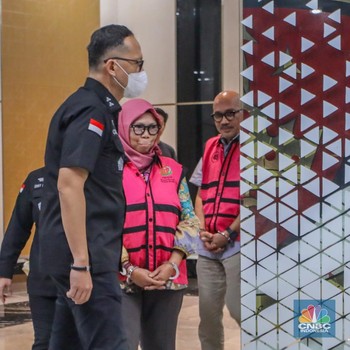 Potret Tersangka Kasus Korupsi Laptop Chromebook Pakai Rompi Pink
