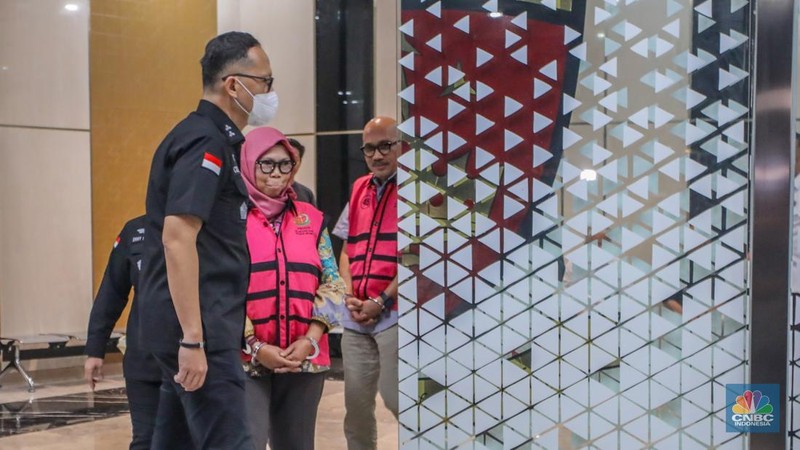 Tersangka kasus korupsi pengadaan laptop Chromebook Direktur Sekolah Dasar Direktorat Jenderal Pendidikan Anak Usia Dini, Pendidikan Dasar dan Pendidikan Menengah tahun 2020-2021, Sri Wahyuningsih (SW) usai menjalani pemeriksaan dan ditetapkan tersangka di Gadung Jampidsus, Kejaksaan Agung (Kejagung), Jakarta, Selasa (15/7/2025). (CNBC Indonesia/Faisal Rahman)