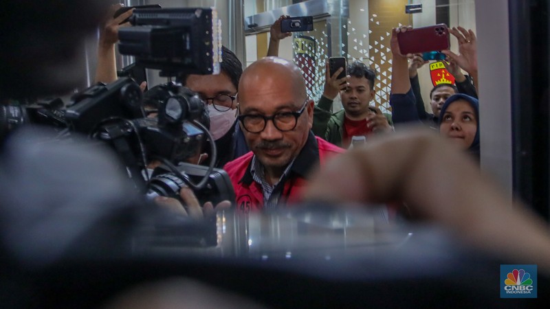 Tersangka kasus korupsi pengadaan laptop Chromebook Tersangka kasus korupsi pengadaan laptop Chromebook Direktur Sekolah Dasar Direktorat Jenderal Pendidikan Anak Usia Dini, Pendidikan Dasar dan Pendidikan Menengah tahun 2020-2021, Sri Wahyuningsih (SW) usai menjalani pemeriksaan dan ditetapkan tersangka di Gadung Jampidsus, Kejaksaan Agung (Kejagung), Jakarta, Selasa (15/7/2025). (CNBC Indonesia/Faisal Rahman)