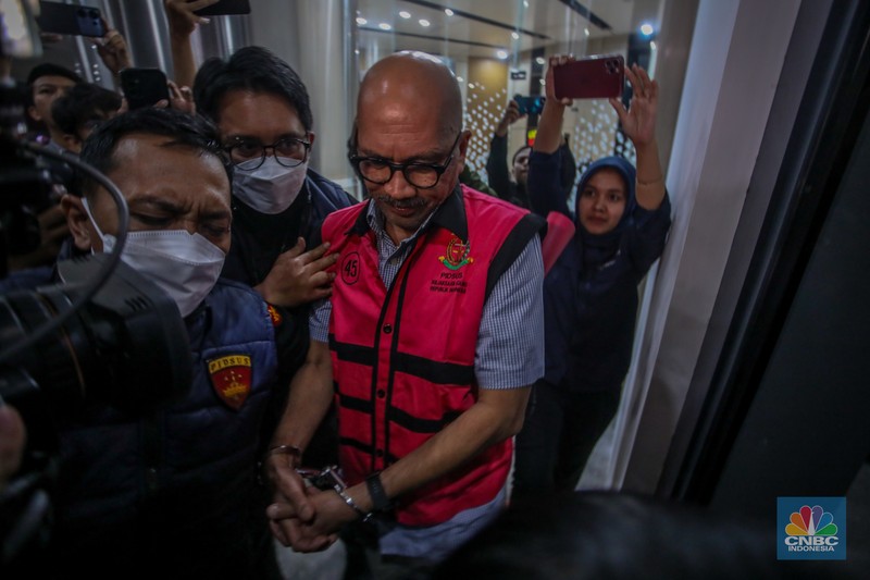 Tersangka kasus korupsi pengadaan laptop Chromebook Tersangka kasus korupsi pengadaan laptop Chromebook Direktur Sekolah Dasar Direktorat Jenderal Pendidikan Anak Usia Dini, Pendidikan Dasar dan Pendidikan Menengah tahun 2020-2021, Sri Wahyuningsih (SW) usai menjalani pemeriksaan dan ditetapkan tersangka di Gadung Jampidsus, Kejaksaan Agung (Kejagung), Jakarta, Selasa (15/7/2025). (CNBC Indonesia/Faisal Rahman)