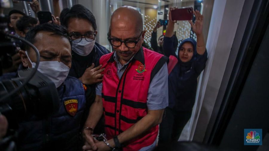 Tersangka kasus korupsi pengadaan laptop Chromebook Direktur Sekolah Dasar Direktorat Jenderal Pendidikan Anak Usia Dini, Pendidikan Dasar dan Pendidikan Menengah tahun 2020-2021, Sri Wahyuningsih (SW) usai menjalani pemeriksaan dan ditetapkan tersangka di Gadung Jampidsus, Kejaksaan Agung (Kejagung), Jakarta, Selasa (15/7/2025). (CNBC Indonesia/Faisal Rahman)