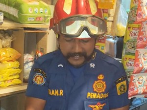 Ular Sanca 1,5 Meter Bikin Panik Pemilik Warung di Bogor, Damkar Evakuasi