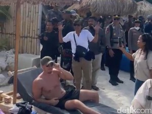 Ogah Digusur, Pemilik Warung Pantai Tanjung Aan Orasi di Depan Bule-bule