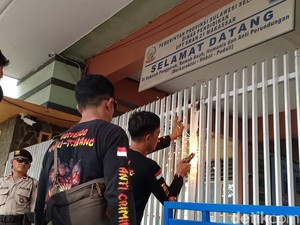 Warga Segel SMAN 21 Makassar Buntut Polemik SPMB, Pagar Sekolah Dilas