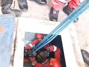 Damkar Surabaya Keluarkan Pria yang Jatuh dan Pingsan dalam Tandon Air