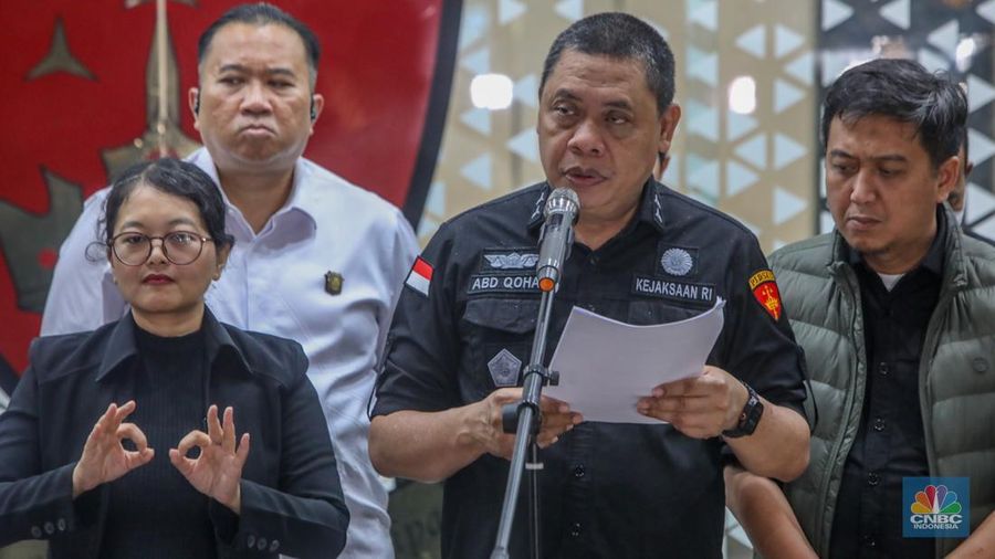 Direktur Penyidikan Jaksa Agung Muda Tindak Pidana Khusus (Jampidsus) Abdul Qohar menyampaikan keterangan pers terkait perkembangan penyidikan kasus dugaan korupsi digitalisasi pendidikan di Gedung Kejaksaan Agung, Jakarta, Selasa (15/7/2025). (CNBC Indonesia/Faisal Rahman)