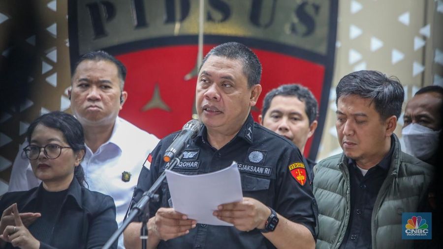 Direktur Penyidikan Jaksa Agung Muda Tindak Pidana Khusus (Jampidsus) Abdul Qohar menyampaikan keterangan pers terkait perkembangan penyidikan kasus dugaan korupsi digitalisasi pendidikan di Gedung Kejaksaan Agung, Jakarta, Selasa (15/7/2025). (CNBC Indonesia/Faisal Rahman)