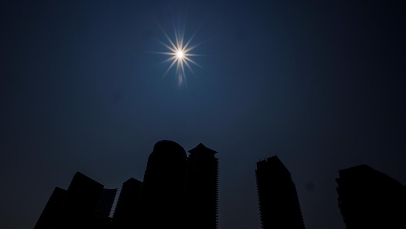 Kabut asap menyelimuti Toronto selama peringatan kualitas udara yang dikeluarkan oleh Environment Canada di tengah gelombang panas, menjadikan kota itu salah satu yang terburuk di dunia menurut Indeks Kualitas Udara di Toronto, Ontario, Kanada, 14 Juli 2025. (REUTERS/Carlos Osorio)