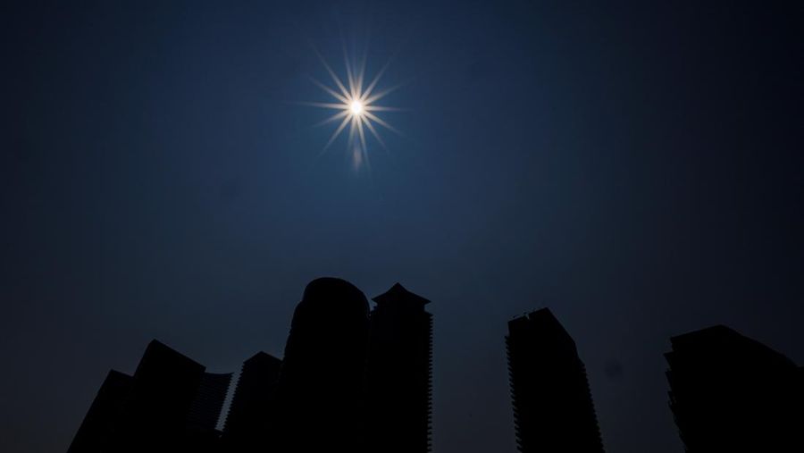 Kabut asap menyelimuti Toronto selama peringatan kualitas udara yang dikeluarkan oleh Environment Canada di tengah gelombang panas, menjadikan kota itu salah satu yang terburuk di dunia menurut Indeks Kualitas Udara di Toronto, Ontario, Kanada, 14 Juli 2025. Kabut asap menyelimuti Toronto selama peringatan kualitas udara yang dikeluarkan oleh Environment Canada di tengah gelombang panas, menjadikan kota itu salah satu yang terburuk di dunia menurut Indeks Kualitas Udara di Toronto, Ontario, Kanada, 14 Juli 2025. (REUTERS/Carlos Osorio)