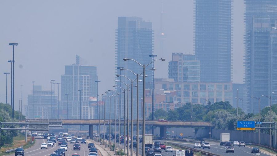 Kabut asap menyelimuti Toronto selama peringatan kualitas udara yang dikeluarkan oleh Environment Canada di tengah gelombang panas, menjadikan kota itu salah satu yang terburuk di dunia menurut Indeks Kualitas Udara di Toronto, Ontario, Kanada, 14 Juli 2025. Kabut asap menyelimuti Toronto selama peringatan kualitas udara yang dikeluarkan oleh Environment Canada di tengah gelombang panas, menjadikan kota itu salah satu yang terburuk di dunia menurut Indeks Kualitas Udara di Toronto, Ontario, Kanada, 14 Juli 2025. (REUTERS/Carlos Osorio)