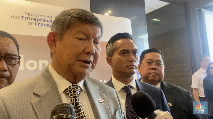 Ketua Satuan Tugas (Satgas) Perumahan Hashim S. Djojohadikusumo dan Ketua Umum KADIN, Anindya Novian Bakrie saat memberikan keterangan pers di Paris, Prancis, Selasa (15/7/2025). (CNBC Indonesia/Seft Oktarianisa)
