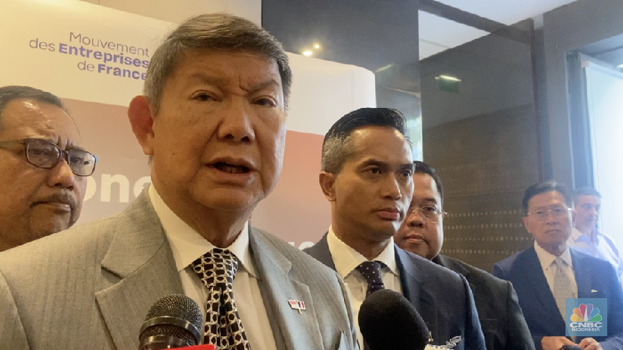 Ketua Satuan Tugas (Satgas) Perumahan Hashim S. Djojohadikusumo dan Ketua Umum KADIN, Anindya Novian Bakrie saat memberikan keterangan pers di Paris, Prancis, Selasa (15/7/2025). (CNBC Indonesia/Seft Oktarianisa)
