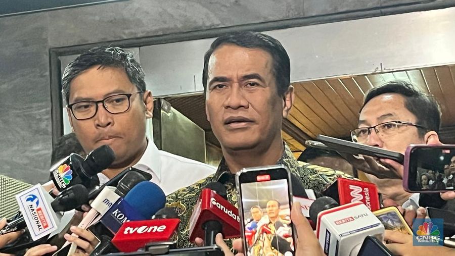 Menteri Pertanian (Mentan) Amran Sulaiman saat ditemui usai rapat kerja bersama Komisi IV DPR RI di Kompleks Parlemen, Jakarta, Rabu (16/7/2025). (CNBC Indonesia/Martyasari Rizky)