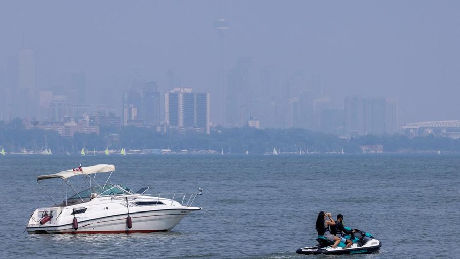 Kabut asap menyelimuti Toronto selama peringatan kualitas udara yang dikeluarkan oleh Environment Canada di tengah gelombang panas, menjadikan kota itu salah satu yang terburuk di dunia menurut Indeks Kualitas Udara di Toronto, Ontario, Kanada, 14 Juli 2025. (REUTERS/Carlos Osorio)