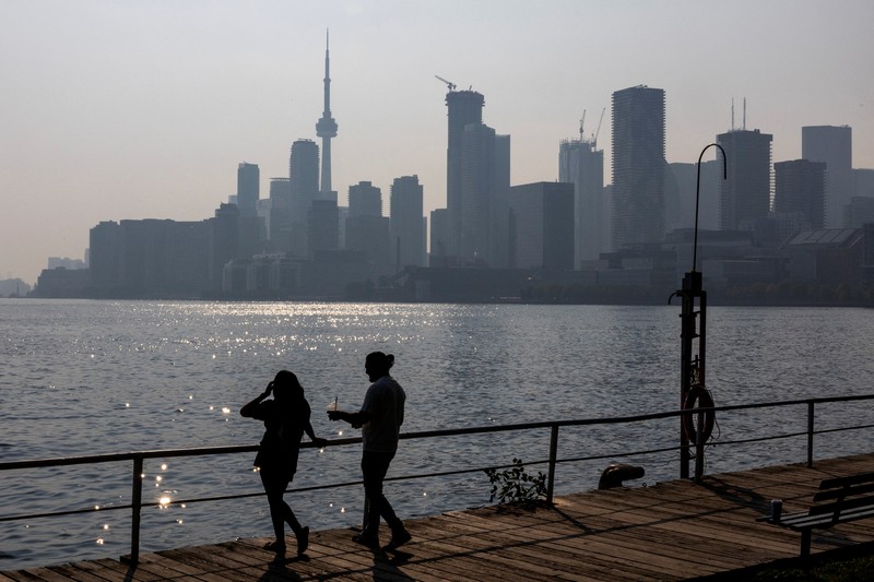 Kabut asap menyelimuti Toronto selama peringatan kualitas udara yang dikeluarkan oleh Environment Canada di tengah gelombang panas, menjadikan kota itu salah satu yang terburuk di dunia menurut Indeks Kualitas Udara di Toronto, Ontario, Kanada, 14 Juli 2025. Kabut asap menyelimuti Toronto selama peringatan kualitas udara yang dikeluarkan oleh Environment Canada di tengah gelombang panas, menjadikan kota itu salah satu yang terburuk di dunia menurut Indeks Kualitas Udara di Toronto, Ontario, Kanada, 14 Juli 2025. (REUTERS/Carlos Osorio)