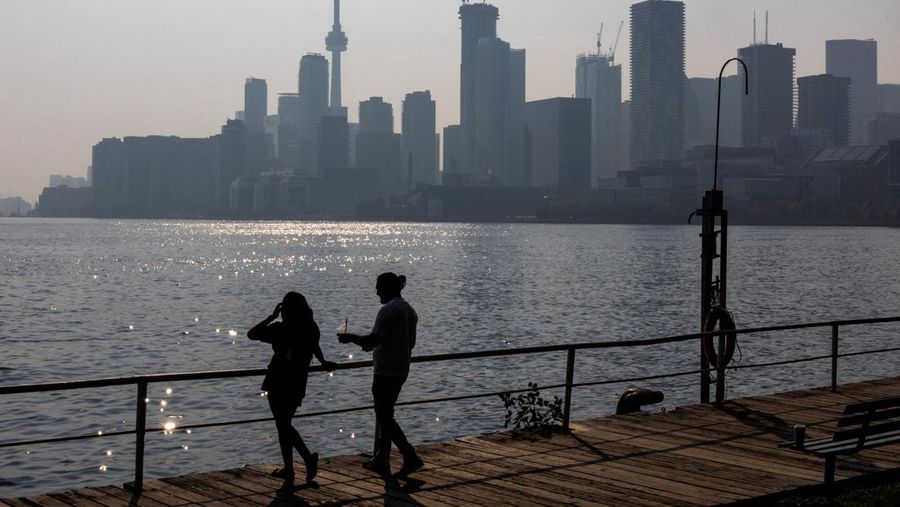 Kabut asap menyelimuti Toronto selama peringatan kualitas udara yang dikeluarkan oleh Environment Canada di tengah gelombang panas, menjadikan kota itu salah satu yang terburuk di dunia menurut Indeks Kualitas Udara di Toronto, Ontario, Kanada, 14 Juli 2025. Kabut asap menyelimuti Toronto selama peringatan kualitas udara yang dikeluarkan oleh Environment Canada di tengah gelombang panas, menjadikan kota itu salah satu yang terburuk di dunia menurut Indeks Kualitas Udara di Toronto, Ontario, Kanada, 14 Juli 2025. (REUTERS/Carlos Osorio)