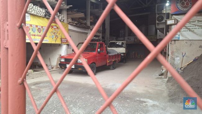 Toko Material Bangunan Sepi-Pembeli Kabur, Nasib Pedagang Dag Dig Dug