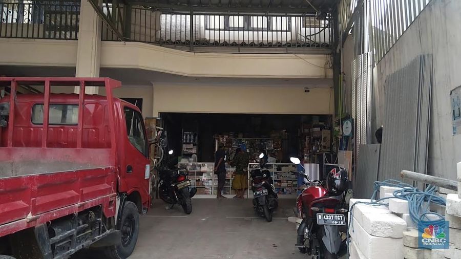 Pedagang toko bahan bangunan mulai resah dengan sepinya pembeli beberapa waktu kebelakang, di mana hal ini membuat penjualan bahan bangunan turun drastis. (CNBC Indonesia/Chandra)