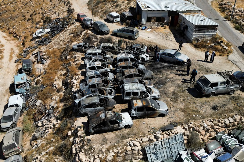 Pemandangan menunjukkan mobil-mobil yang terbakar, setelah pemukim Israel membakar mobil-mobil di kota Palestina Burqa, dekat Ramallah di Tepi Barat yang diduduki Israel, 15 Juli 2025. Pemandangan menunjukkan mobil-mobil yang terbakar, setelah pemukim Israel membakar mobil-mobil di kota Palestina Burqa, dekat Ramallah di Tepi Barat yang diduduki Israel, 15 Juli 2025. (REUTERS/Mohammed Torokman)
